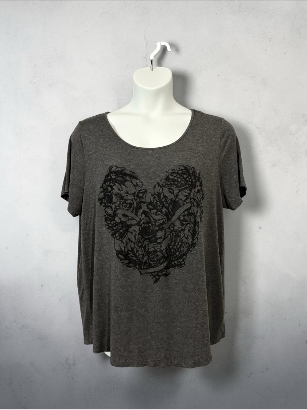 Reitmans Plus 1X Charcoal Grey Graphic Heart T-Shirt Rayon Stretch Plus Size